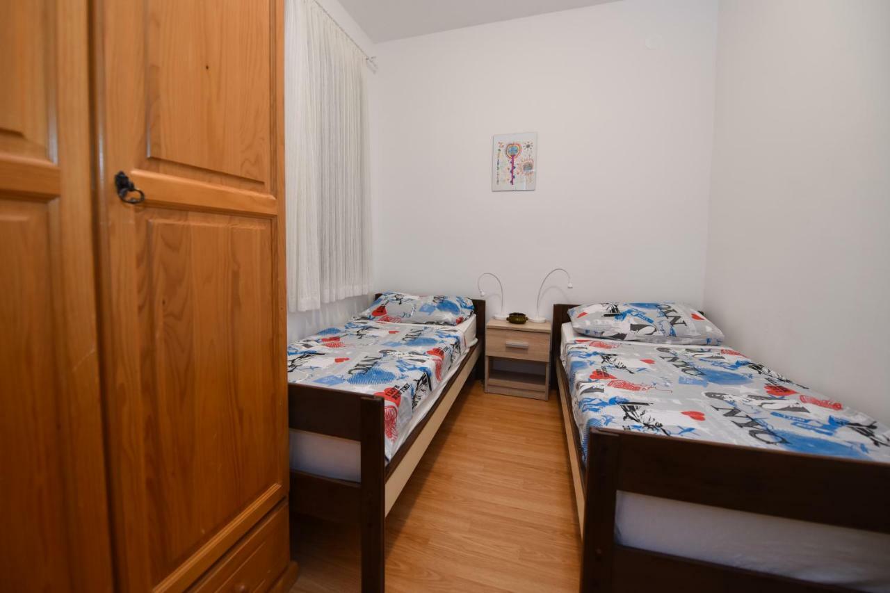 Apartments Enya Novalja Buitenkant foto